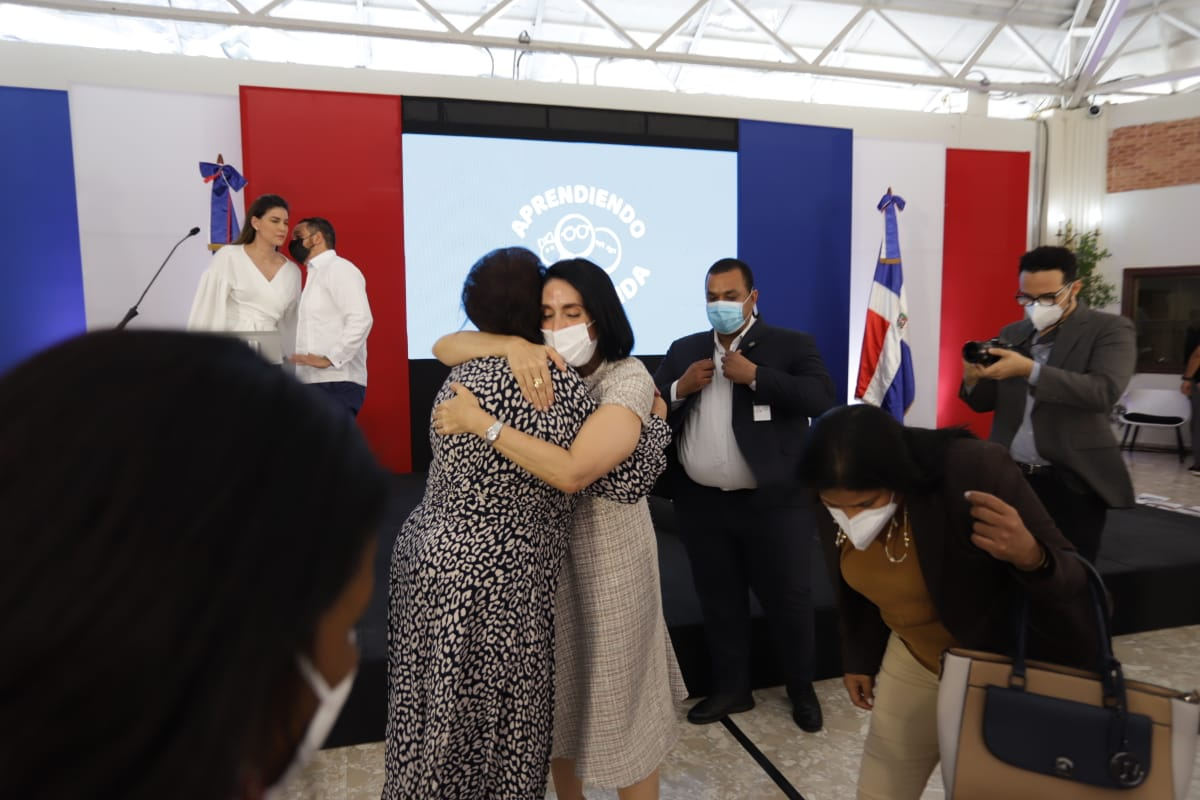 Primera Dama lanza programa “Aprendiendo para la vida” para orientar a padres, madres y tutores