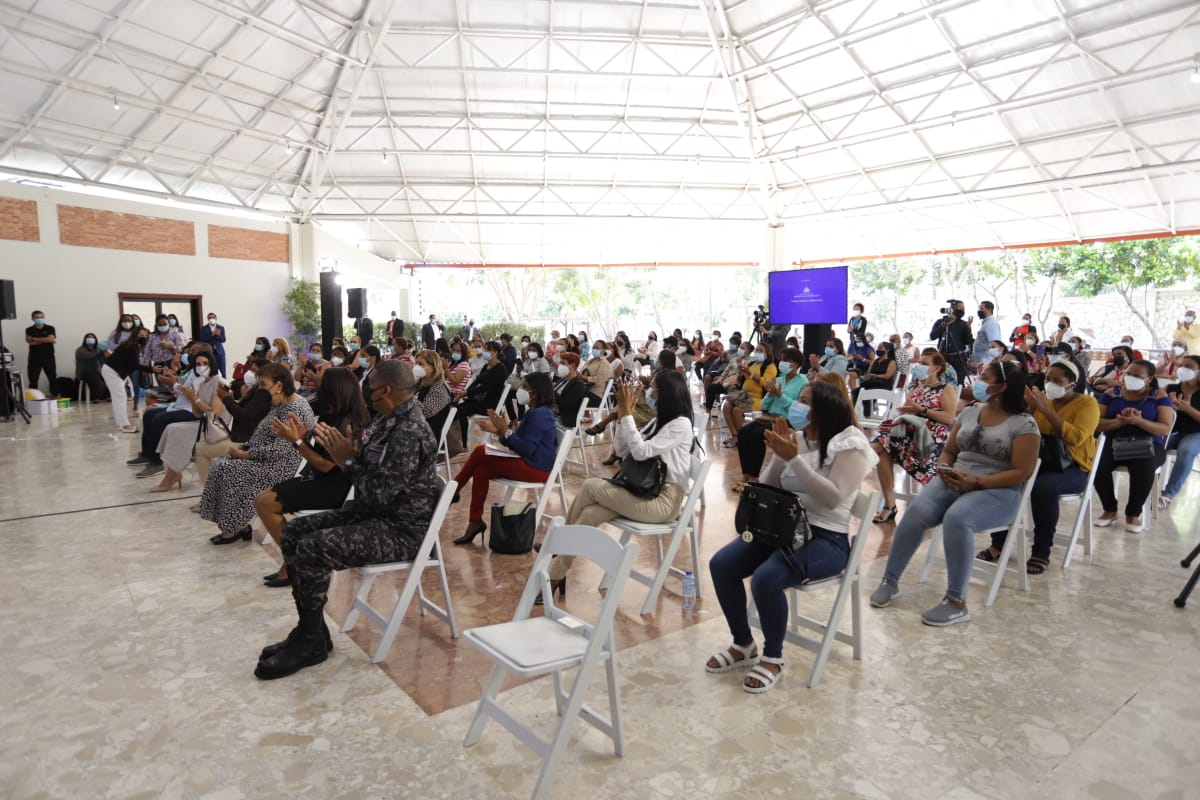 Primera Dama lanza programa “Aprendiendo para la vida” para orientar a padres, madres y tutores