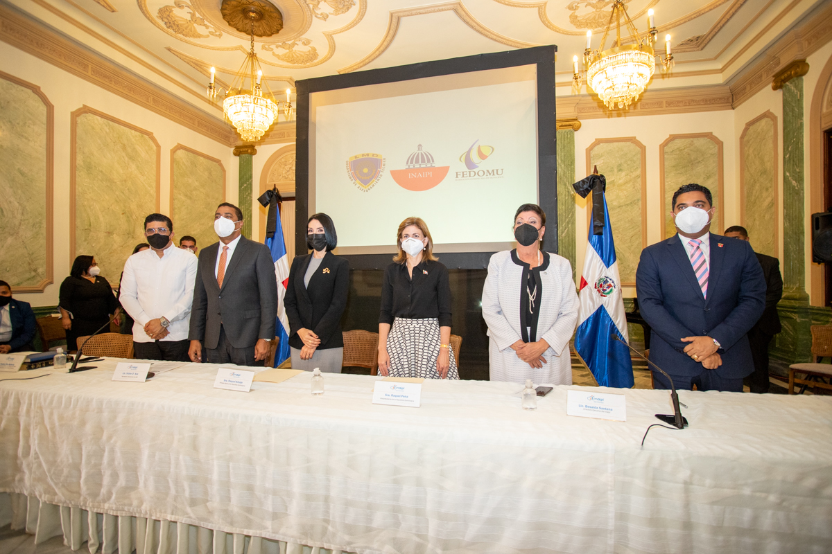 Pastor Dío Astacio, Coordinador de Gabinete de la Familia de la Presidencia de la República; Víctor D’ Aza, Secretario General de la LMD; Raquel Arbaje de Abinader, primera dama de la República y presidenta honorífica del Gabinete de Niñez y Adolescencia; Raquel Peña, vicepresidenta de la República; Besaida Manola Santana de Báez, directora ejecutiva del INAIPI y Kelvin Cruz, presidente De FEDOMU.