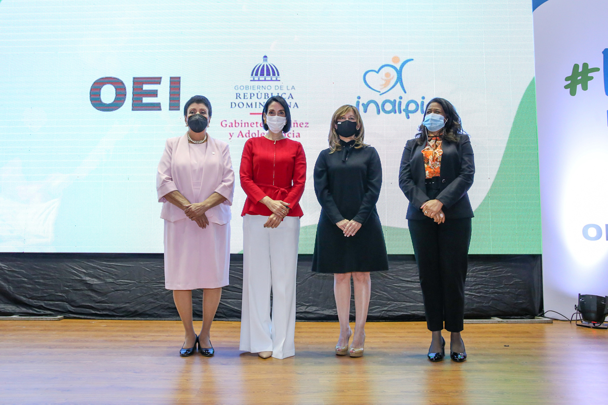 Besaida Manola Santana, directora ejecutiva del Inaipi; la primera dama de la República Raquel Arbaje, presidenta honorífica del Gabinete de Niñez y Adolescencia y Catalina Andújar, representante de la OEI en el país; junto a ellas, Paula Disla, presidenta ejecutiva del Conani.