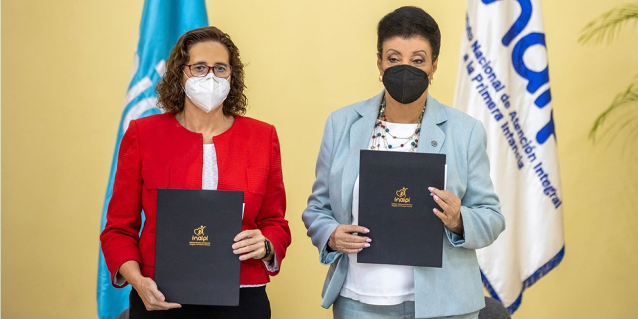 La doctora Rosa Elcarte, representante de UNICEF y Besaida Manola Santana de Báez, directora ejecutiva del Inaipi, tras firmar el acuerdo.