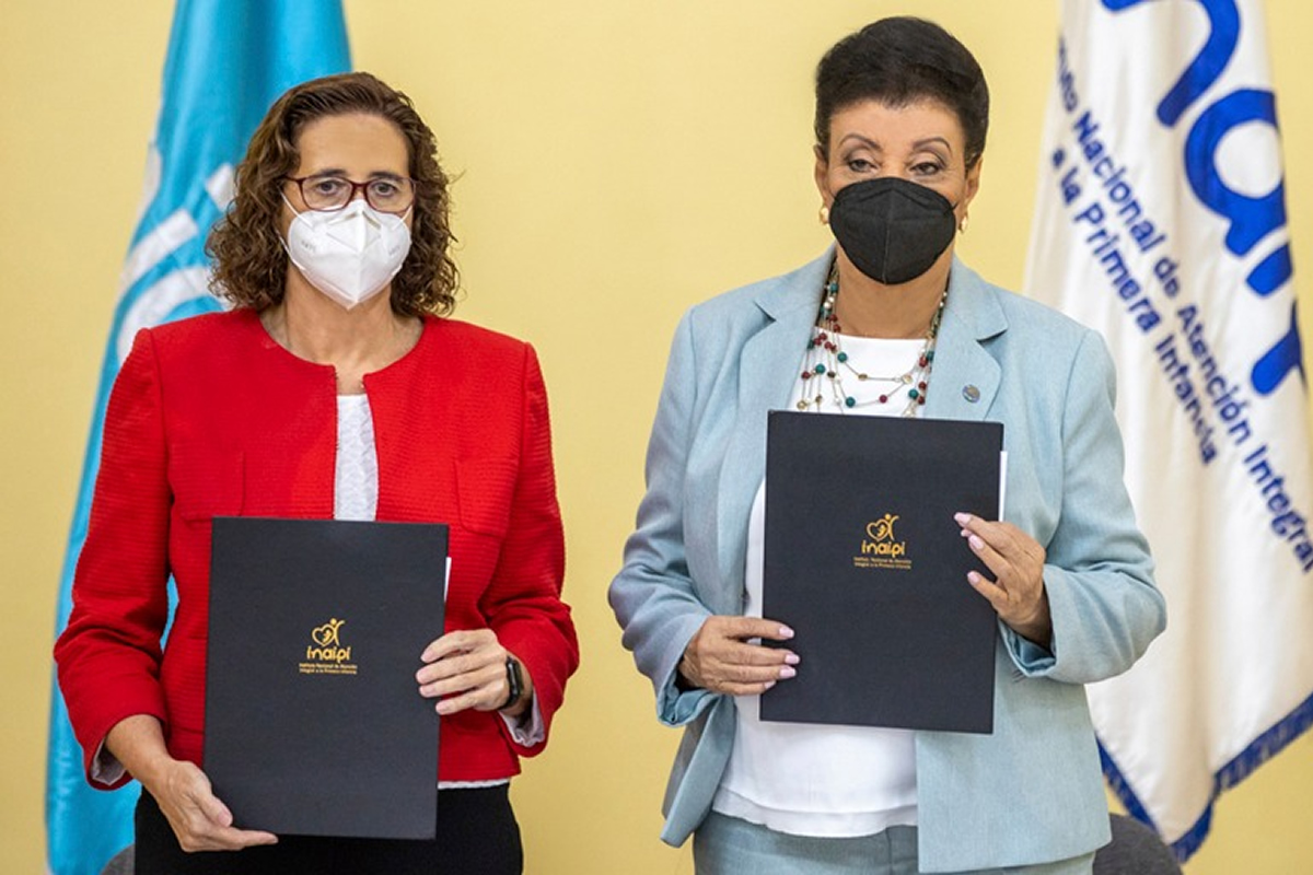 La doctora Rosa Elcarte, representante de UNICEF y Besaida Manola Santana de Báez, directora ejecutiva del Inaipi, tras firmar el acuerdo.
