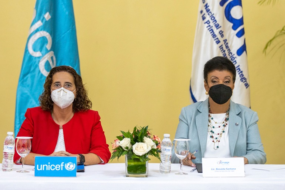 Rosa Elcarte, representante de UNICEF y Besaida Manola Santana de Báez, directora ejecutiva del Inaipi