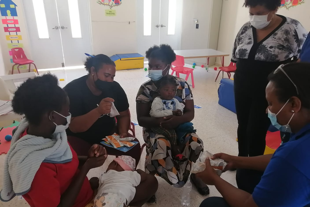 El equipo de colaboradores del Inaipi entregan kits de alimentos terapéuticos con el fin de mejorar el estado nutricional de los niños y niñas que con algún nivel de desnutrición.