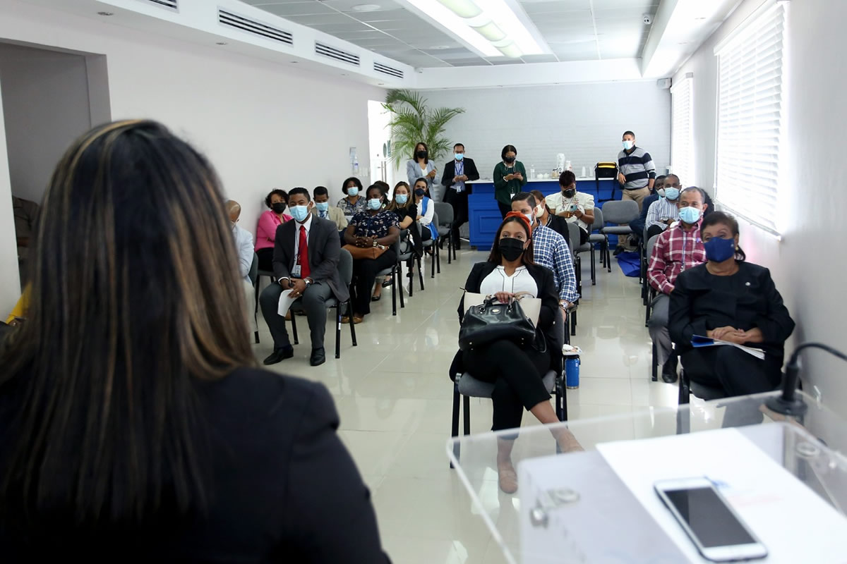 Dirección General de Ética y Transparencia Gubernamental imparte taller a personal del Inaipi