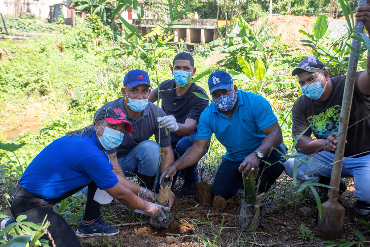 Personal del Inaipi, del ayuntamiento de Villa Altagracia y comunitarios de San José del Puerto realizaron una jornada de limpieza y reforestación de las cuencas del río Puerto Rico