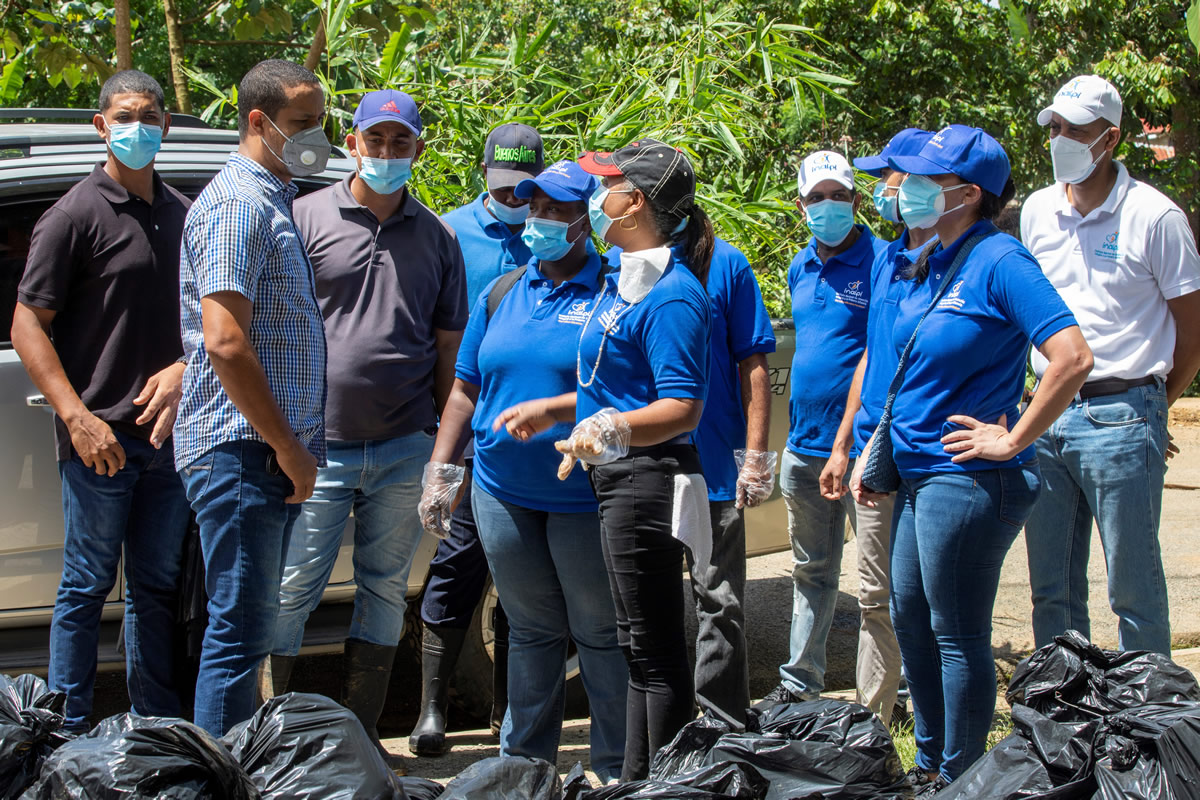 Personal del Inaipi, del ayuntamiento de Villa Altagracia y comunitarios de San José del Puerto realizaron una jornada de limpieza y reforestación de las cuencas del río Puerto Rico
