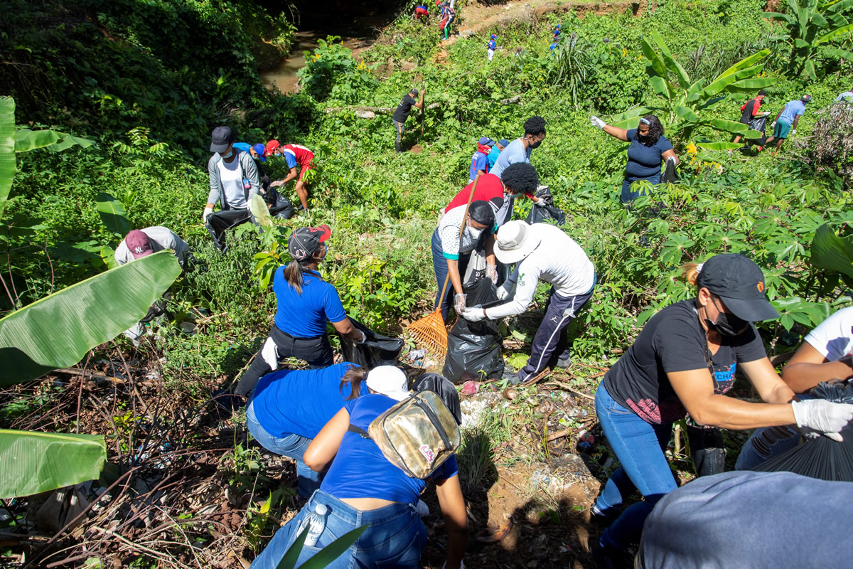 Personal del Inaipi, del ayuntamiento de Villa Altagracia y comunitarios de San José del Puerto realizaron una jornada de limpieza y reforestación de las cuencas del río Puerto Rico