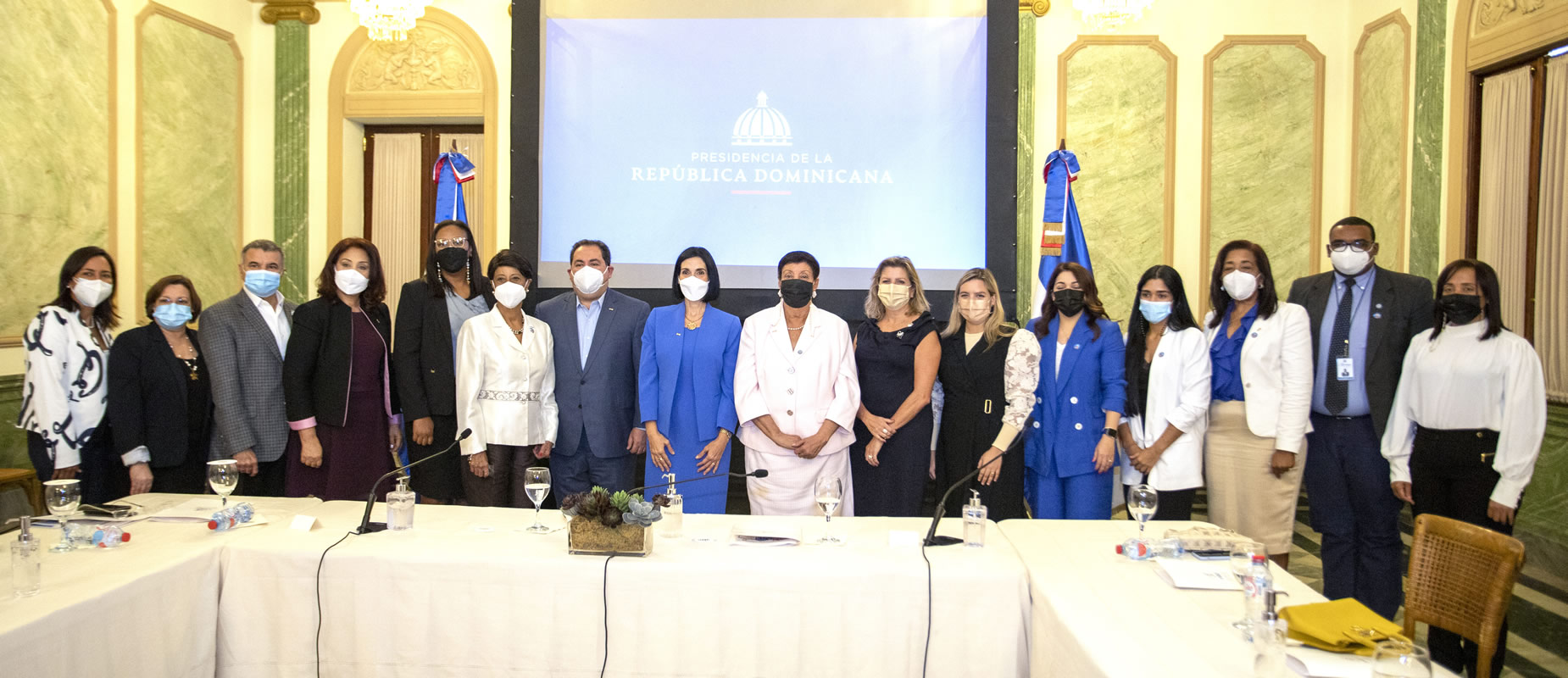 La primera dama, Raquel Arbaje de Abinader, presidenta honorifica del GANA; Besaida Manola Santana de Báez, directora ejecutiva del Inaipi y Mario Lama, director del SNS, junto al personal que participó en encuentro para socializar acciones conjuntas que promuevan la lactancia materna y la donación de leche humana en el país