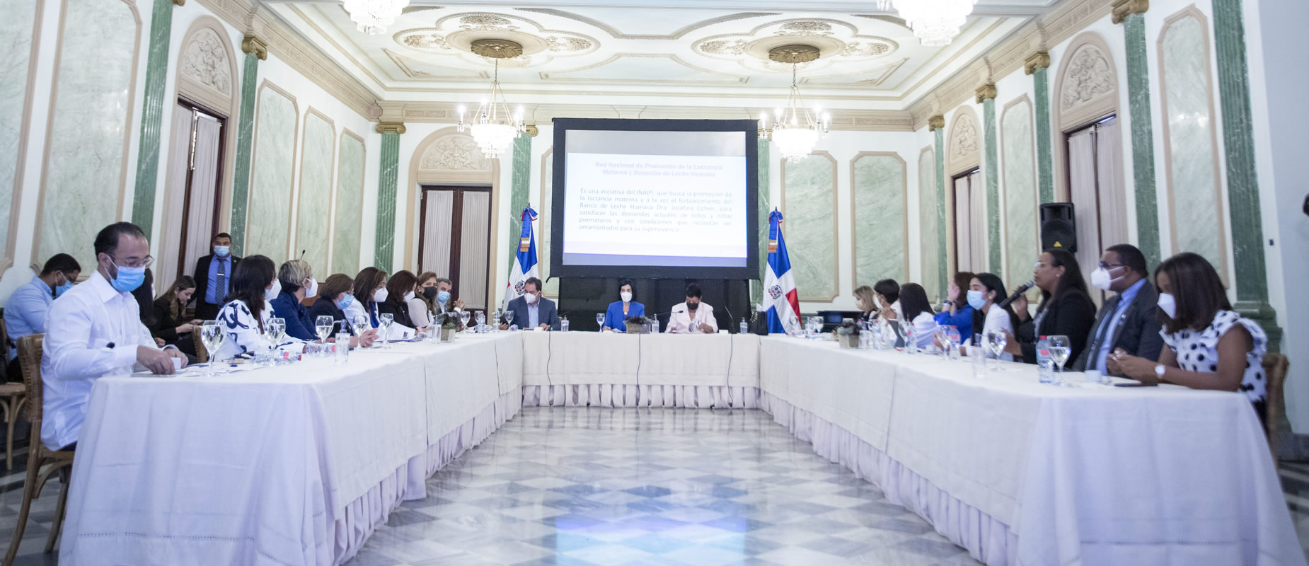 la reunión entre el GANA, Inaipi, SNS y el Ministerio de Salud fue celebrada en el Palacio Nacional.