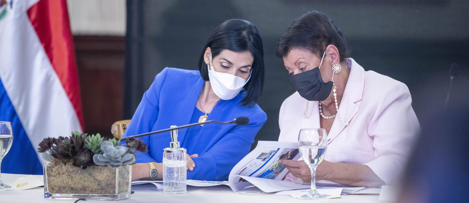 La primera dama, Raquel Arbaje de Abinader junto a Besaida Manola Santana de Báez.