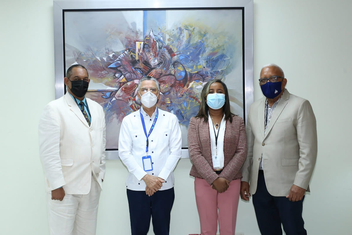 El alcalde de Santo Domingo Este, Manuel Jiménez, junto a representantes de Relaciones Interinstitucionales del Inaipi 