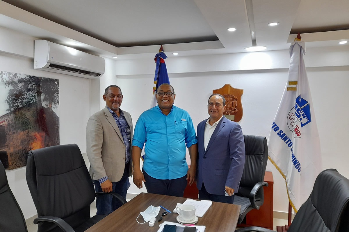 Sócrates Caba, del Departamento de Relaciones Interinstitucionales del Inaipi, junto al alcalde de Santo Domingo Oeste, José Andújar y el señor Gilberto Minaya, vicecónsul en Miami