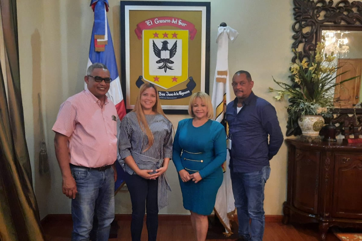 La alcaldesa de San Juan de la Maguana, Hanoi Sánchez, junto al equipo del Inaipi.
