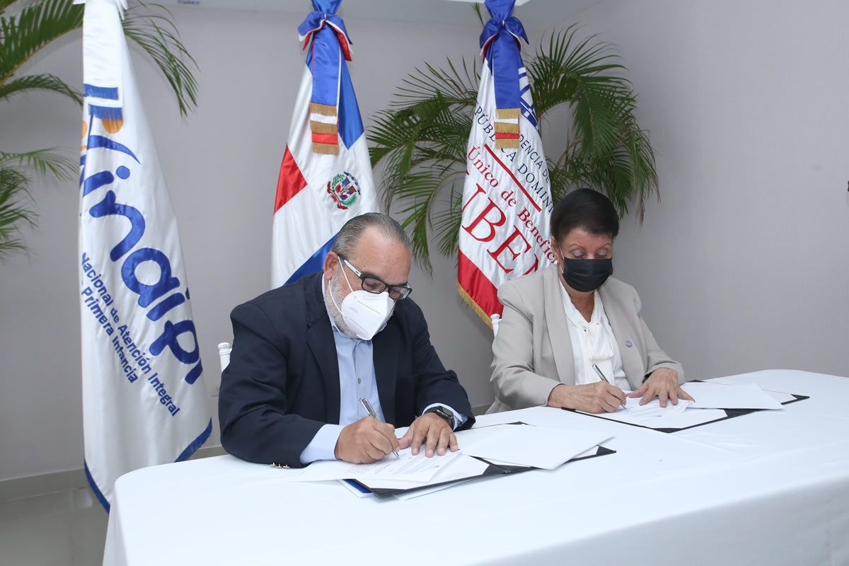 El señor Jefrey Lizardo, director de SIUBEN y Besaida Manola Santana de Báez, directora del Inaipi, firmaron el acuerdo interinstitucional.