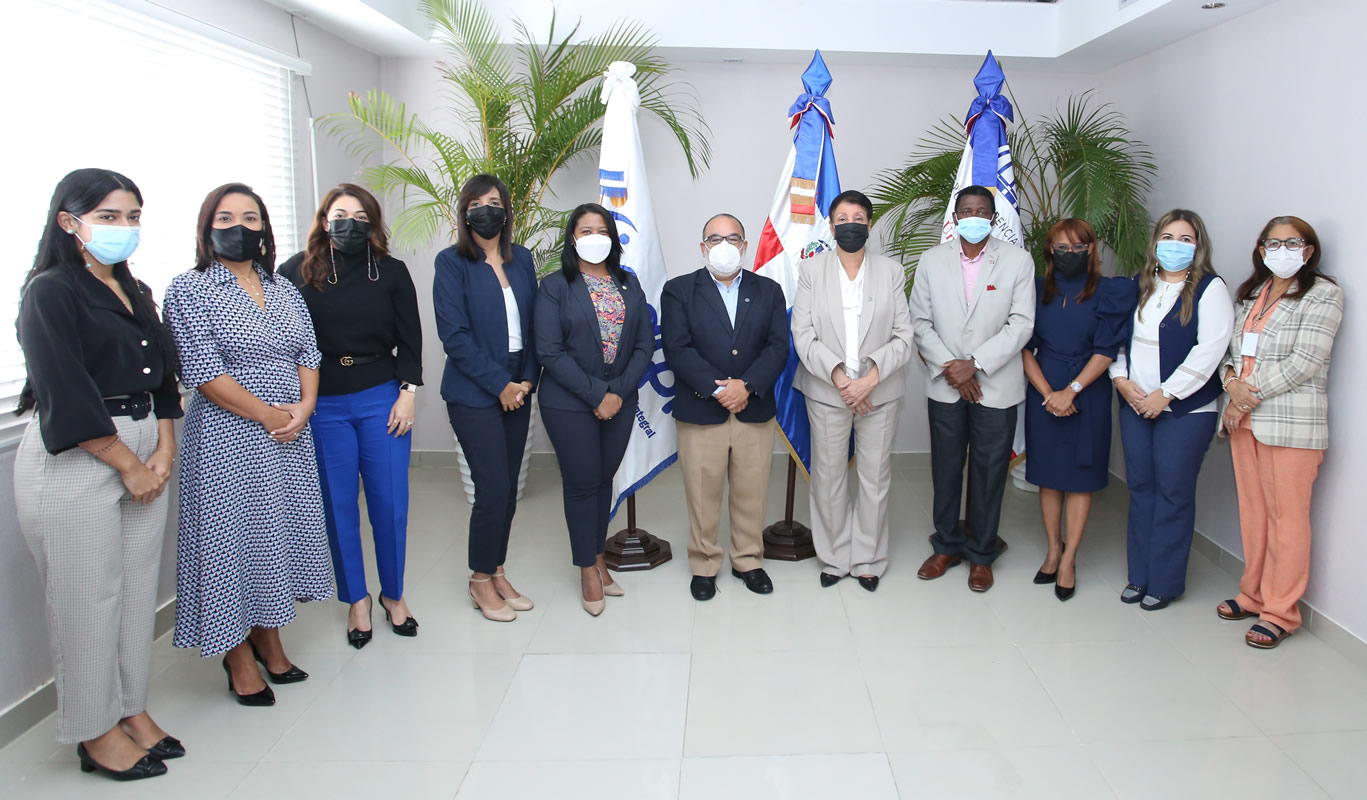 Jefrey Lizardo y Besaida Manola Santana de Báez junto a ejecutivos del Inaipi.