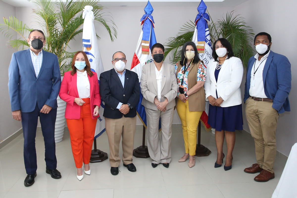 Jefrey Lizardo y Besaida Manola Santana de Báez junto a ejecutivos del SIUBEN