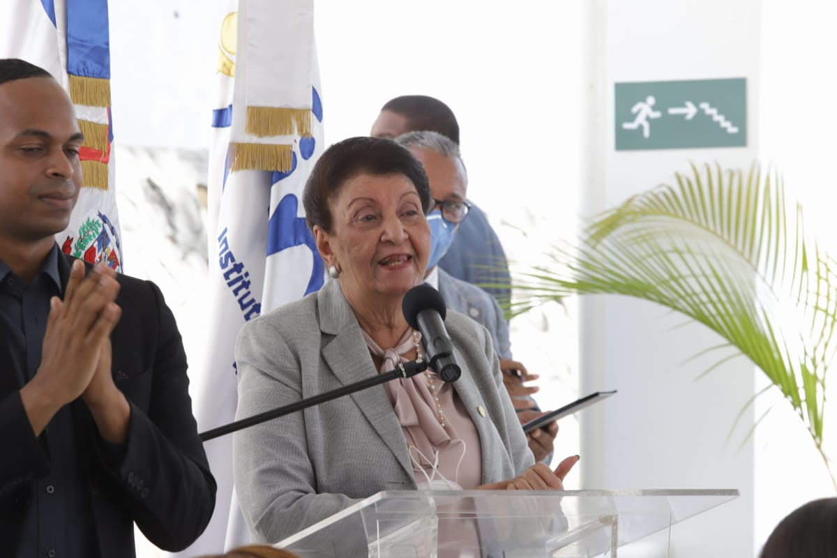 La Primera Dama y la directora del Inaipi entregan Caipi en Moca