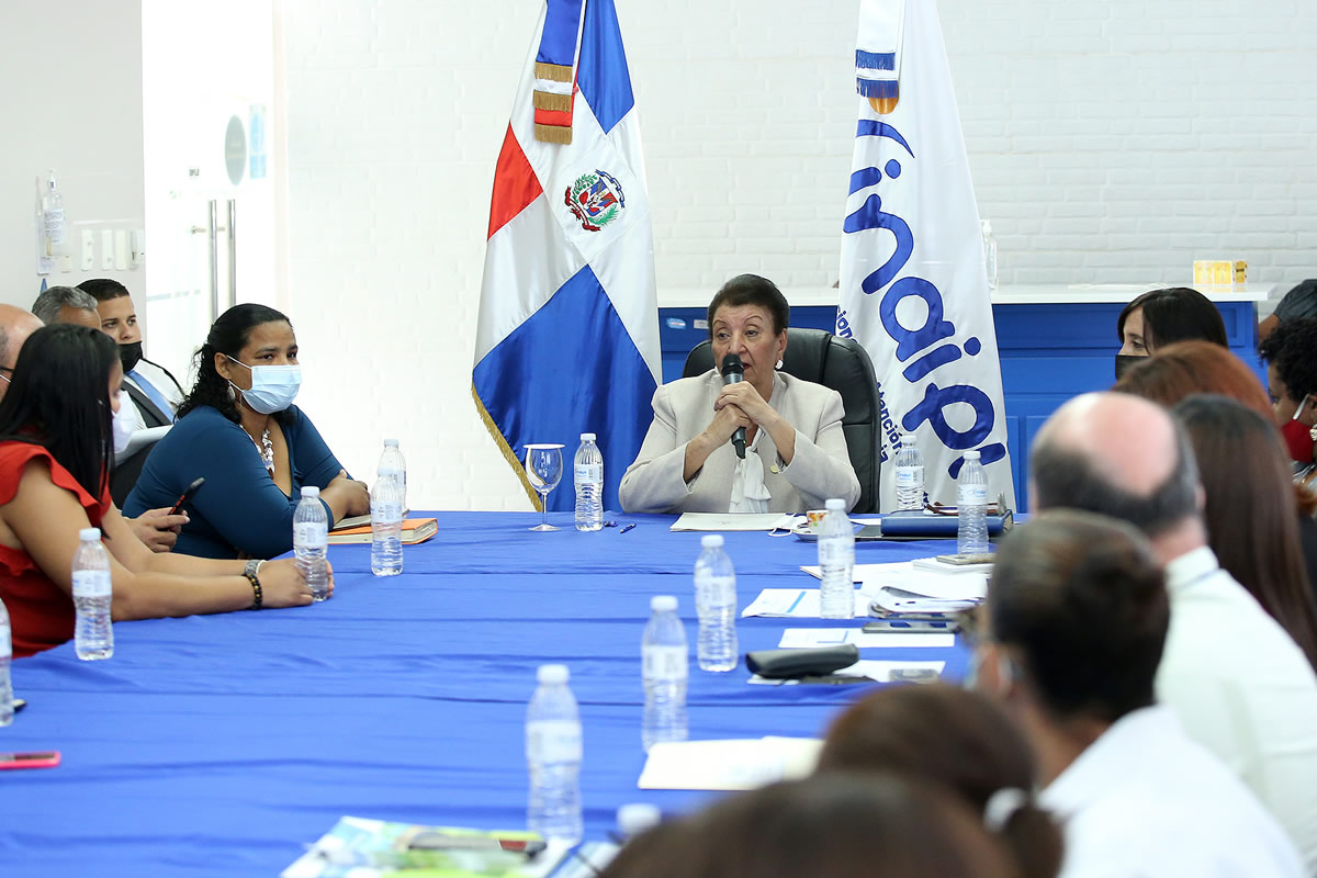 reunión entre la directora ejecutiva del Inaipi con los representantes de nueve organizaciones de la modalidad de Fortalecimiento de Experiencias Existentes se desarrolló en el salón de conferencias de la entidad estatal