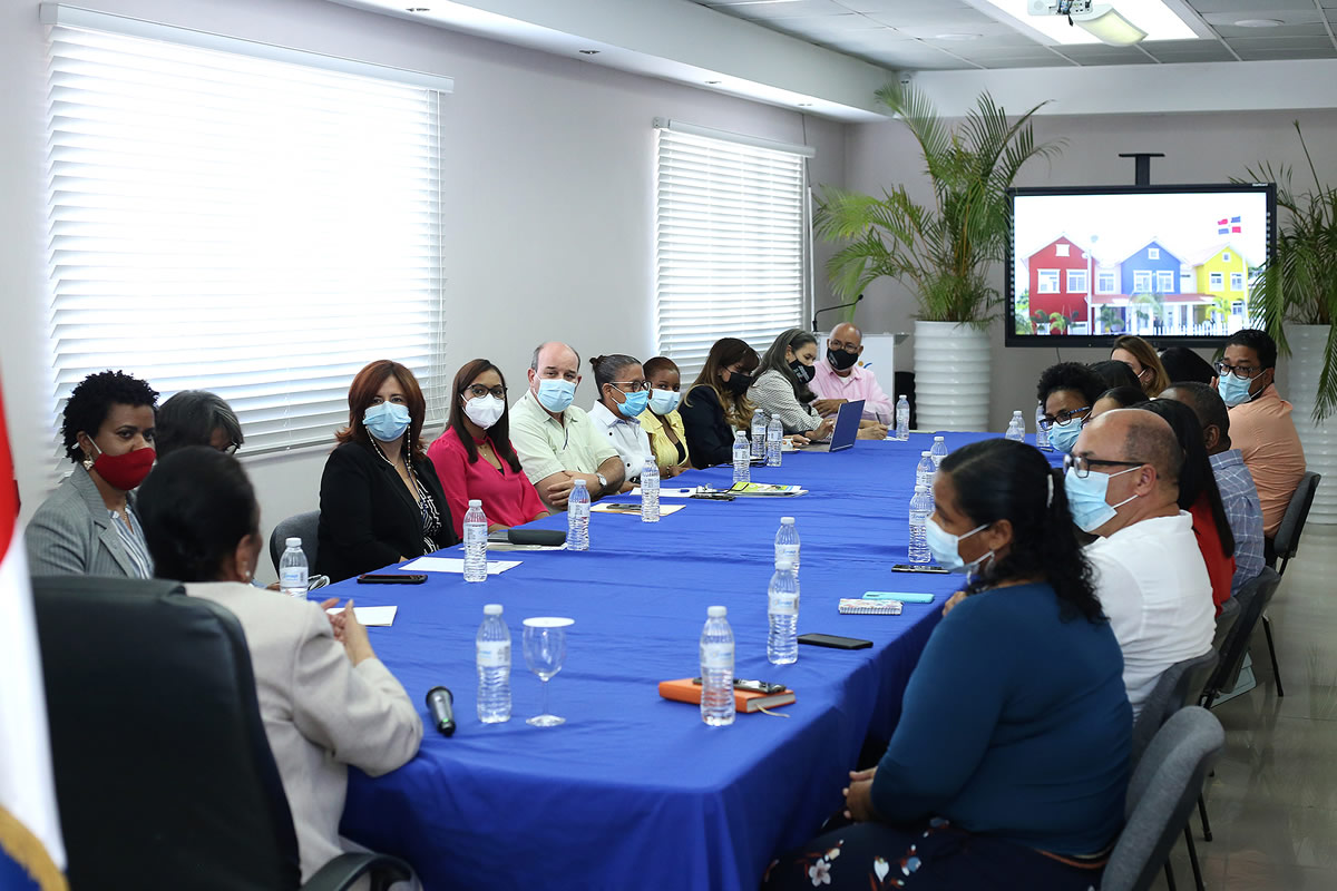 reunión entre la directora ejecutiva del Inaipi con los representantes de nueve organizaciones de la modalidad de Fortalecimiento de Experiencias Existentes se desarrolló en el salón de conferencias de la entidad estatal