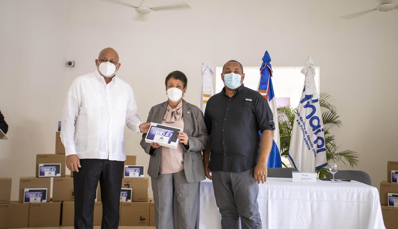 MINERD inicia entrega de tablets a agentes educativas y animadoras del INAIPI