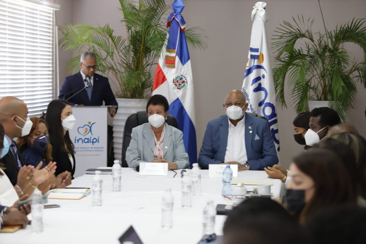 Ministro de Educación socializa con Inaipi preparativos de inicio Año Escolar