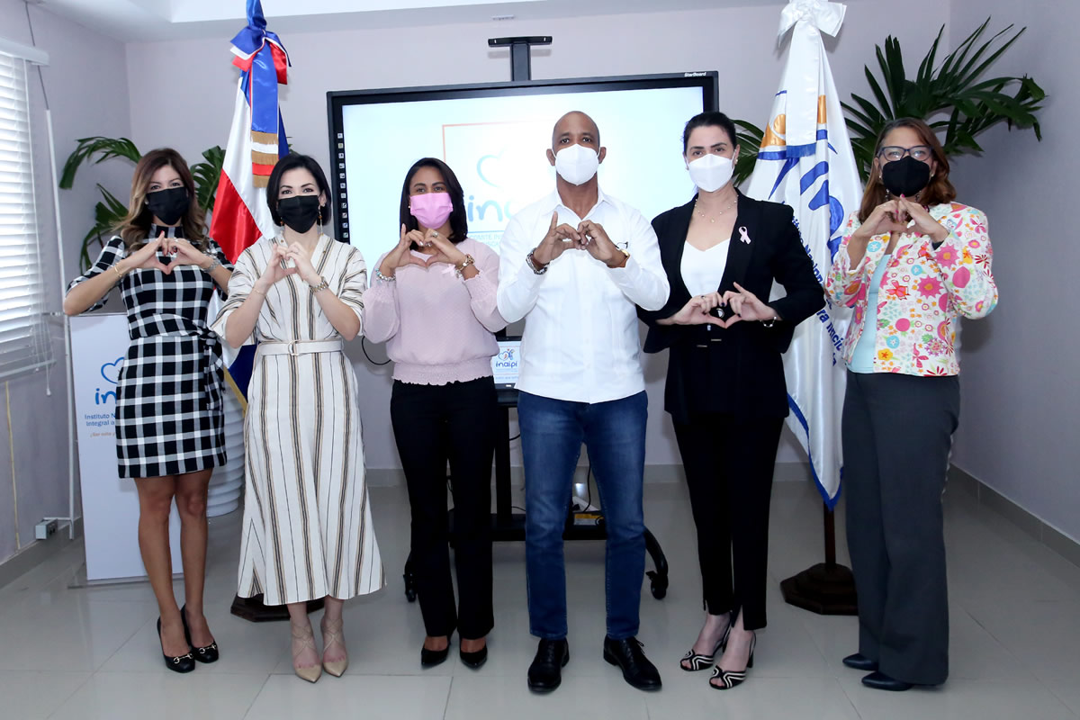 Sabrina Andújar, directora ejecutiva del Voluntariado Banreservas; Giselle Pla, gerente del Voluntariado Banreservas, Yanina Torres, subdirectora Operativa y de Gestión Territorial del Inaipi; el presidente del Consejo Nacional de Discapacidad (CONADIS), Pedro Pablo Acevedo; Yanett Rodríguez, subdirectora de Gestión Institucional del Inaipi y Cristina Amiama, directora técnica del CONADIS
