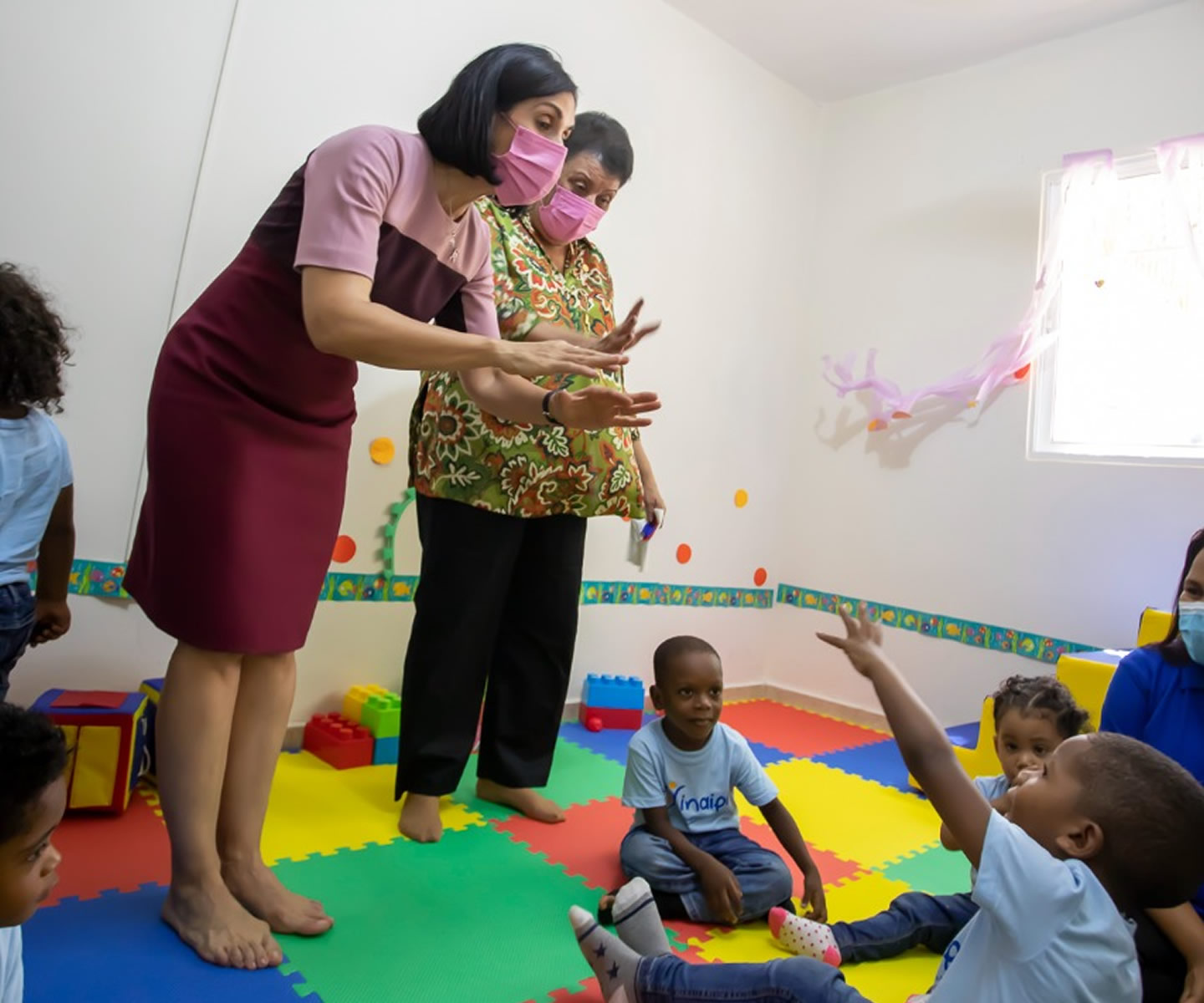 La Primera dama Raquel Arbaje, la directora del Inaipi, Besaida Santana de Báez compartieron con los niños y niñas del Caipi La Cuaba.