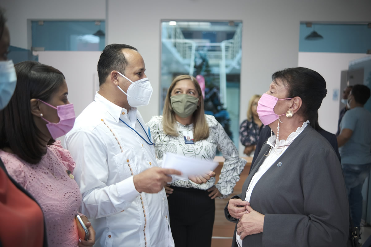 Carlos Vidal realizó junto a doña Besaida Manola Santana un recorrido por las instalaciones de RTVE.