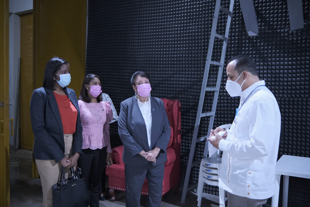 Carlos Vidal realizó junto a doña Besaida Manola Santana un recorrido por las instalaciones de RTVE.
