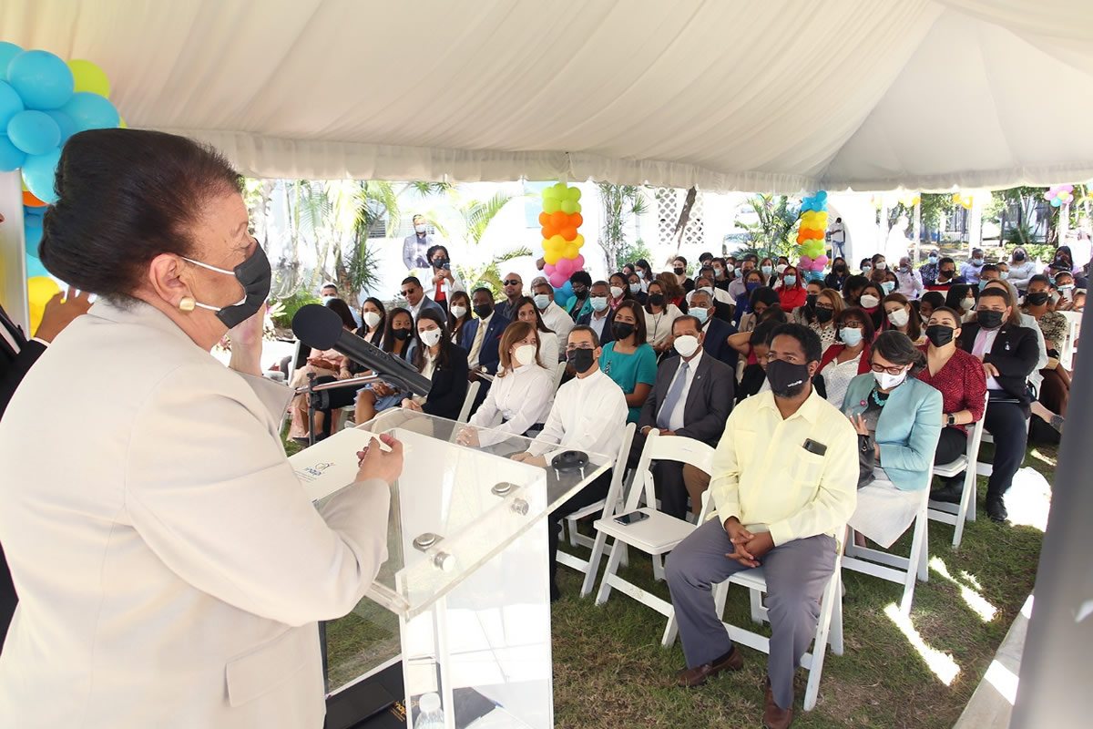 1.	La directora ejecutiva del Inaipi, Besaida Manola Santana de Báez, destacó la importancia de la en la actividad denominada “Mi Familia, Mi Orgullo”.