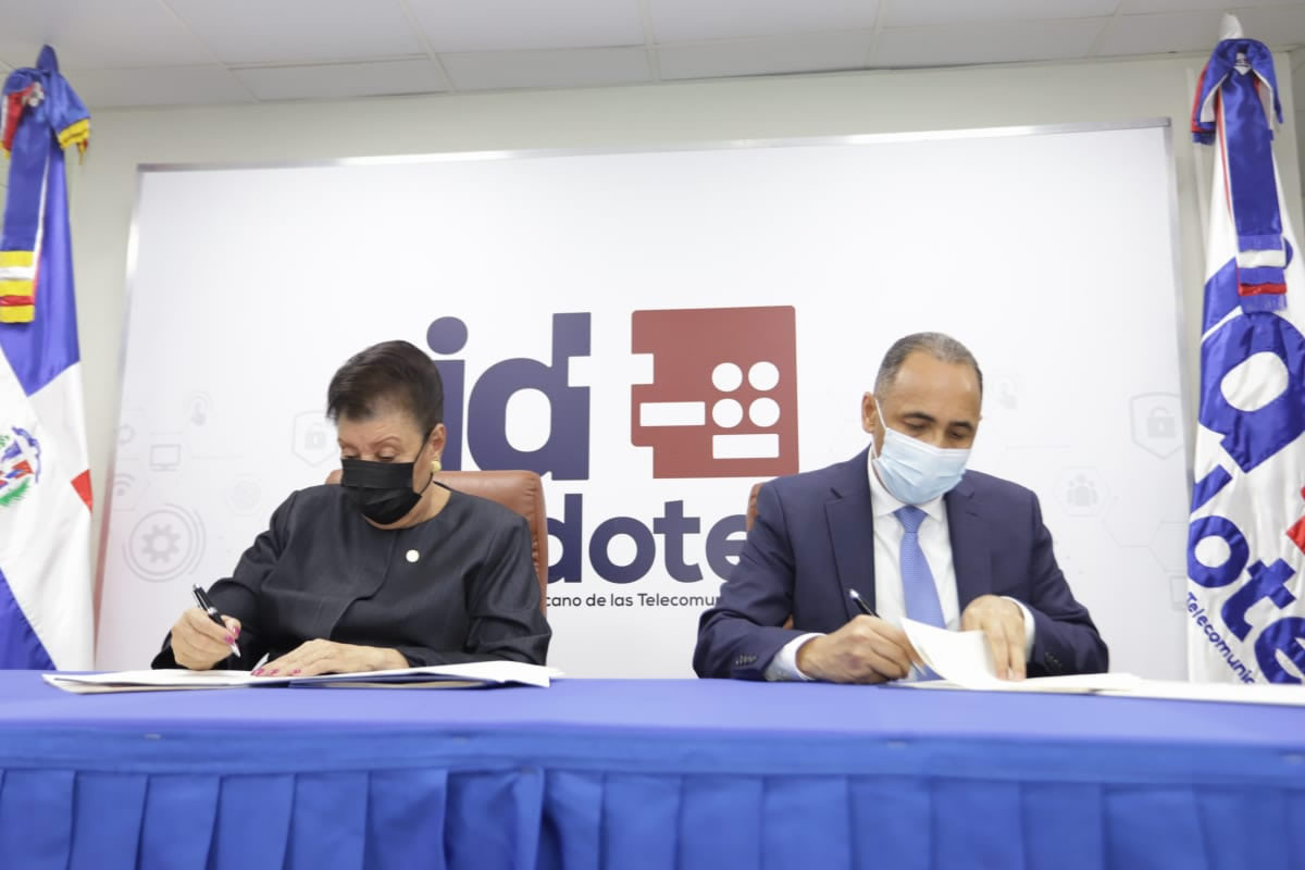Nelson Arroyo, presidente del Consejo Directivo del Indotel y Besaida Manola Santana de Báez, directora ejecutiva del Inaipi, durante la firma del convenio 