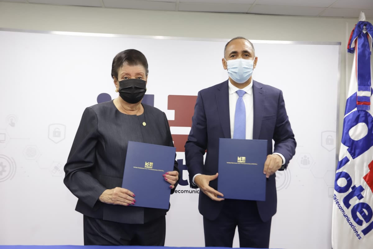 Nelson Arroyo, presidente del Consejo Directivo del Indotel y Besaida Manola Santana de Báez, directora ejecutiva del Inaipi, durante la firma del convenio 