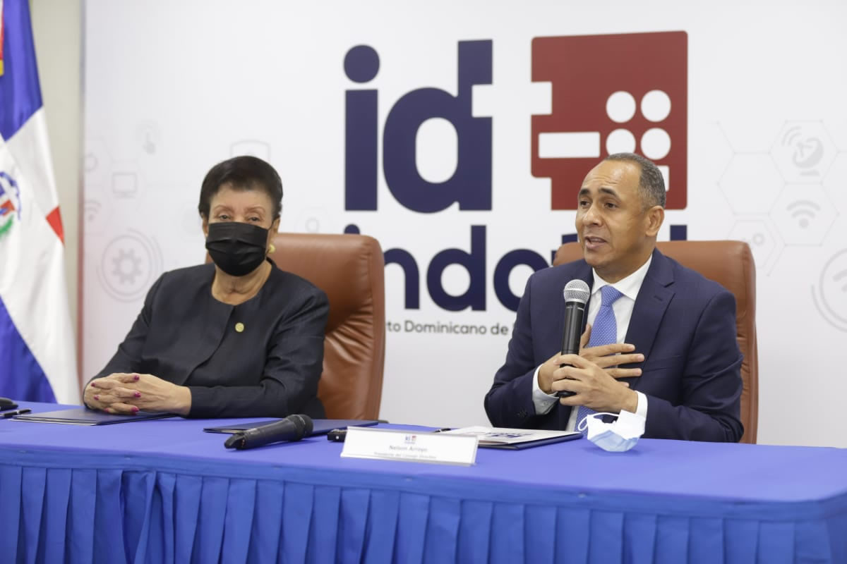 Nelson Arroyo, presidente del Consejo Directivo del Indotel y Besaida Manola Santana de Báez, directora ejecutiva del Inaipi, durante la firma del convenio 