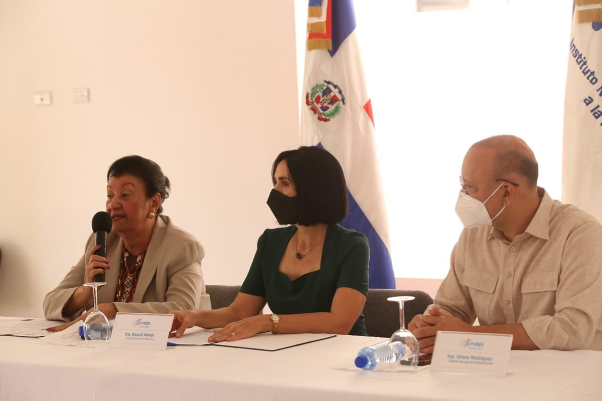 La primera dama y la directora ejecutiva del Inaipi inician servicios de un nuevo Caipi en Santiago