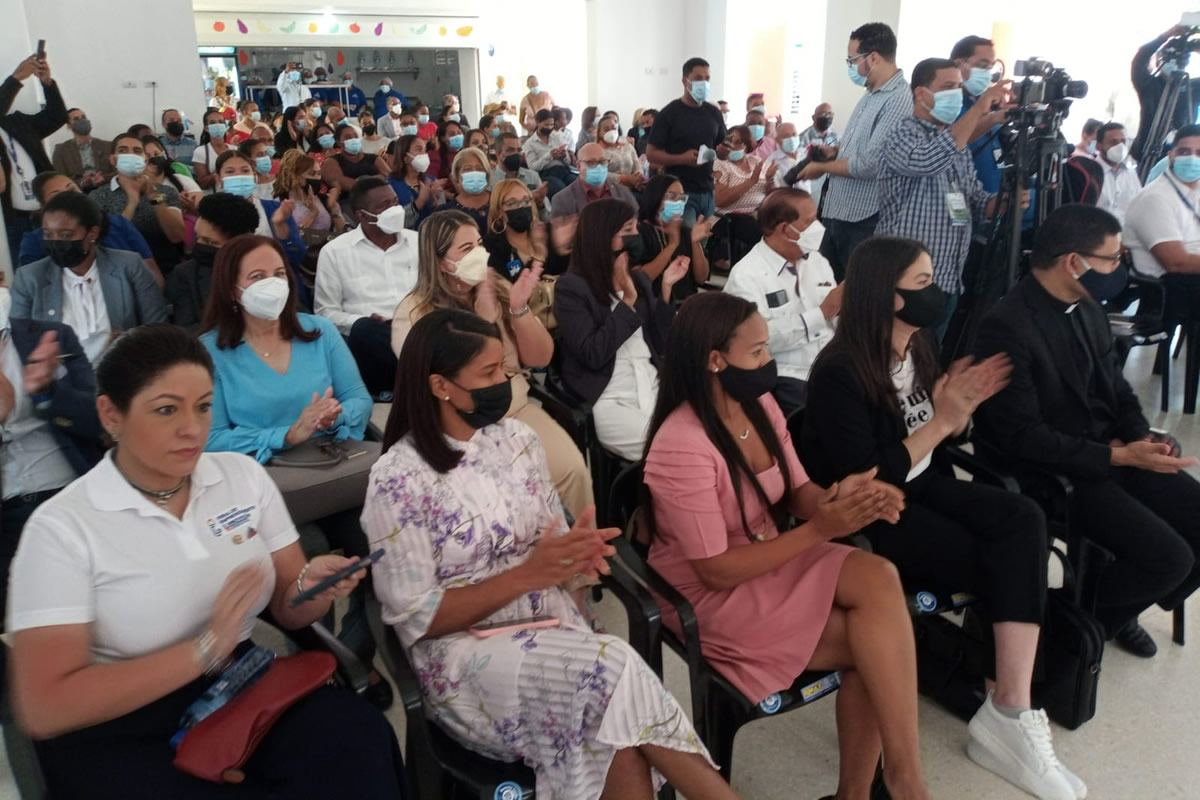 La primera dama y la directora ejecutiva del Inaipi inician servicios de un nuevo Caipi en Santiago