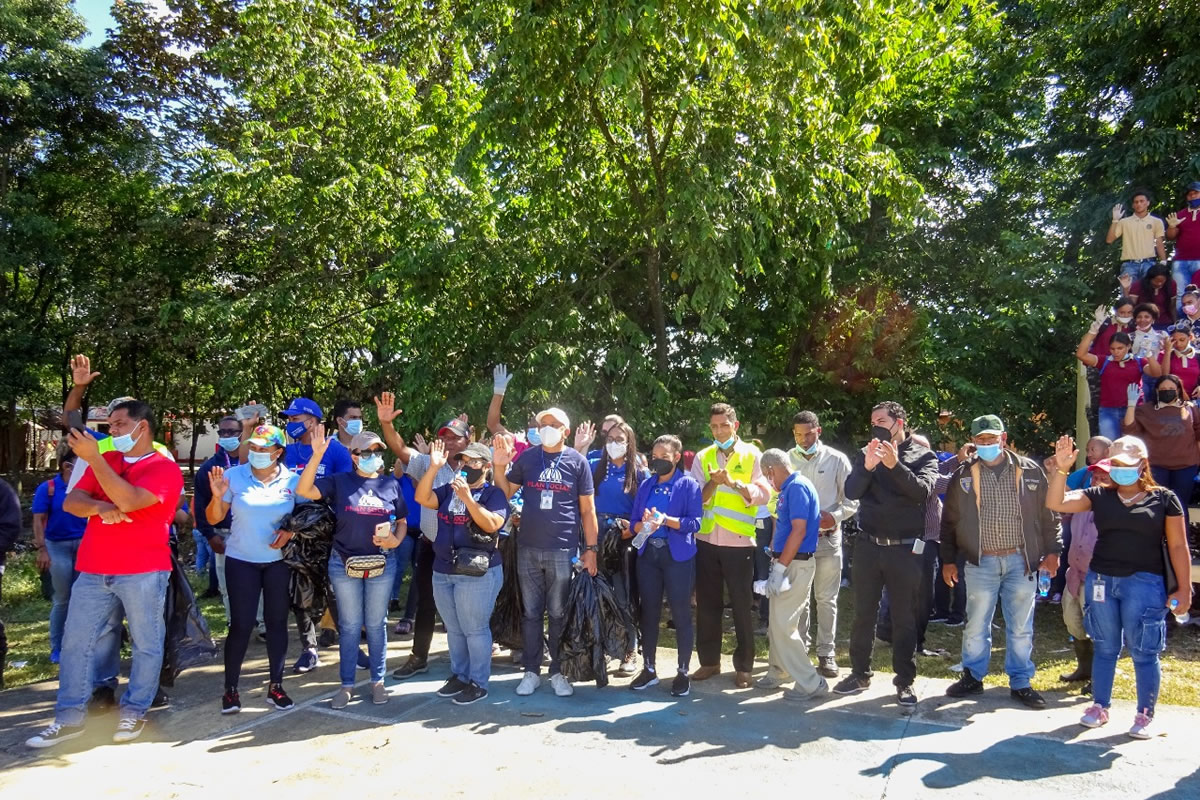 Inaipi planta 170 árboles en jornada de reforestación en la cuenca del Río Yuna 