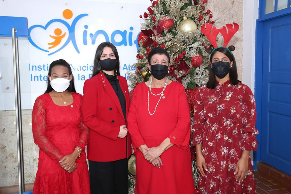 La Primera Dama y la directora del Inaipi encabezan encendido del árbol de Navidad