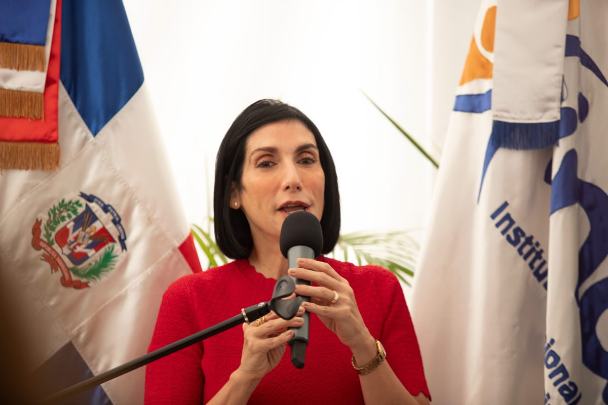 La Primera Dama y la directora del Inaipi encabezan encendido del árbol de Navidad
