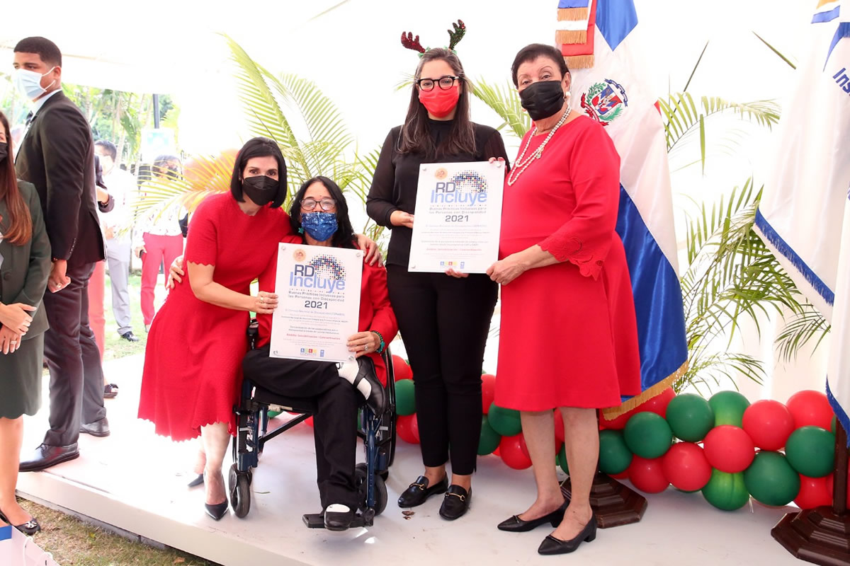 La Primera Dama y la directora del Inaipi encabezan encendido del árbol de Navidad