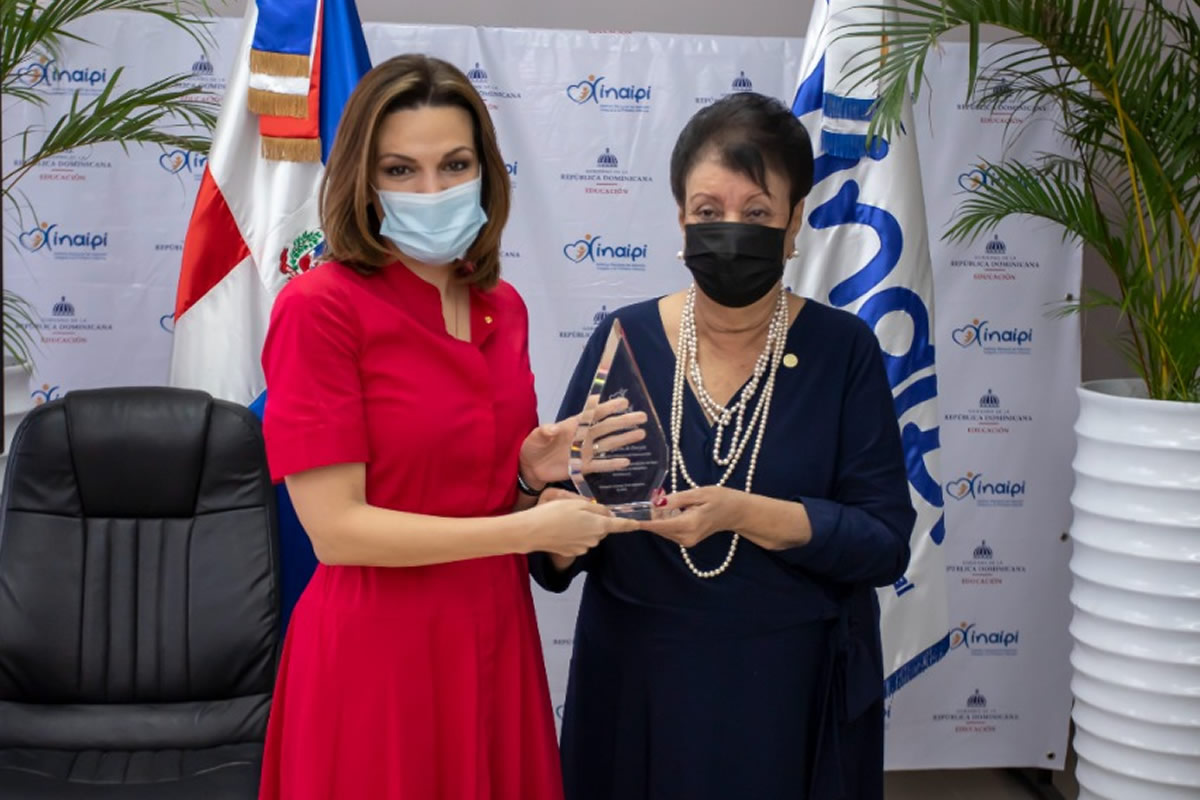 Besaida Manola Santana de Báez reconoce a Noelia García de Pereyra
