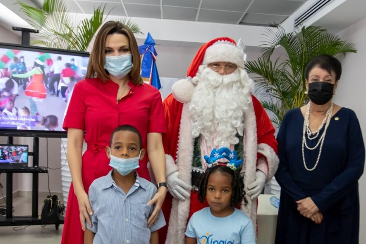 Maurelina Tejeda, Santa Claus y Zunilda Florentino, junto a dos niños