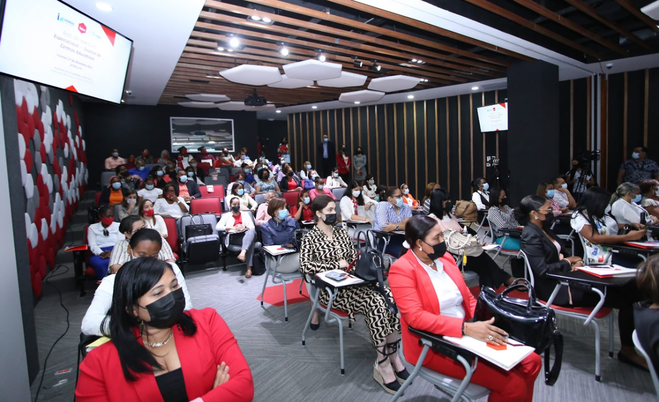 Personalidades que participaron en el acto 
