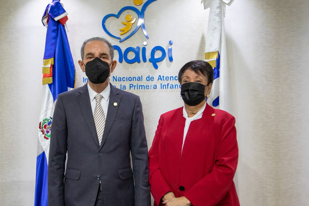 El ministro de la MESCYT, Franklin García Fermín y la directora ejecutiva del Inaipi, Besaida Manola Santana de Báez