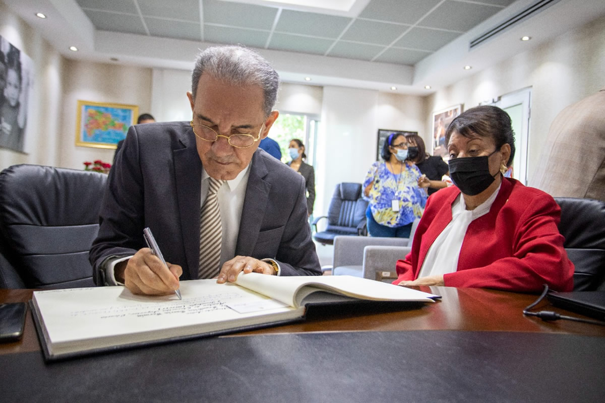 Durante la visita García Fermín firmó el libro de Visitantes Distinguidos