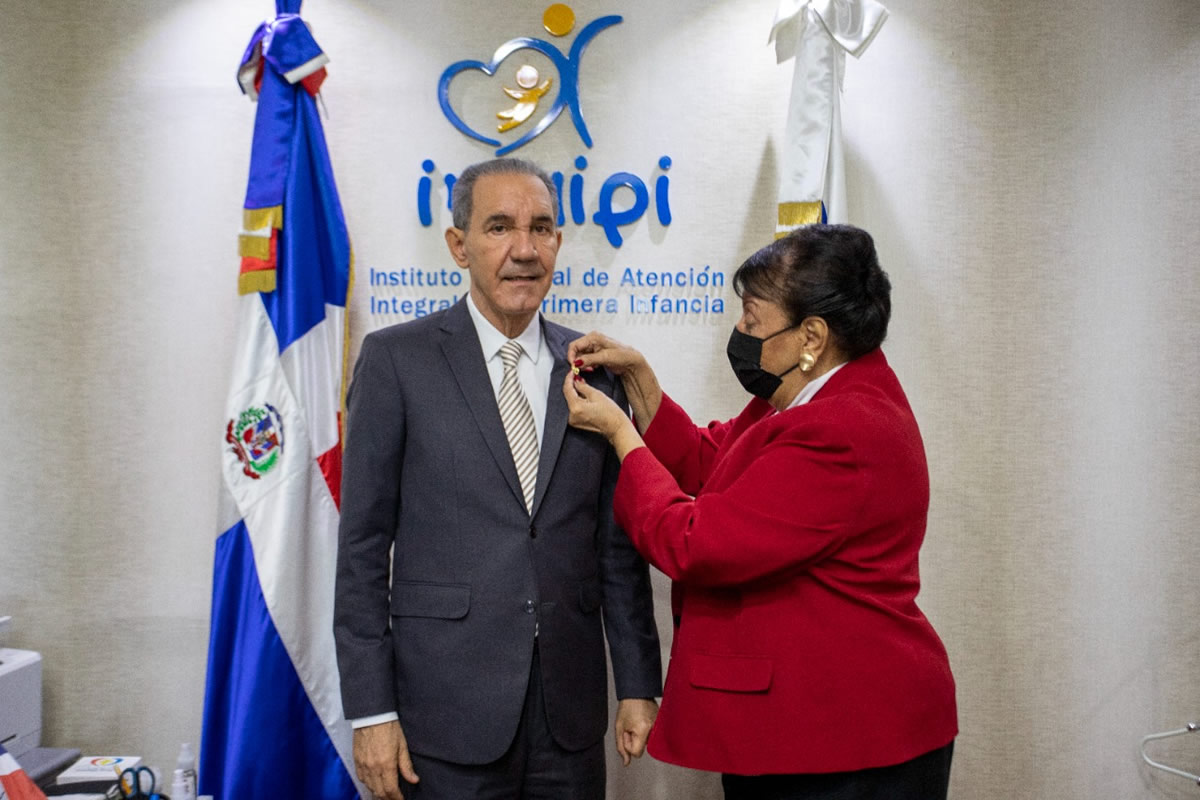 Santana de Báez colocó el pin institucional al ministro de la MESCYT, Franklin García Fermín