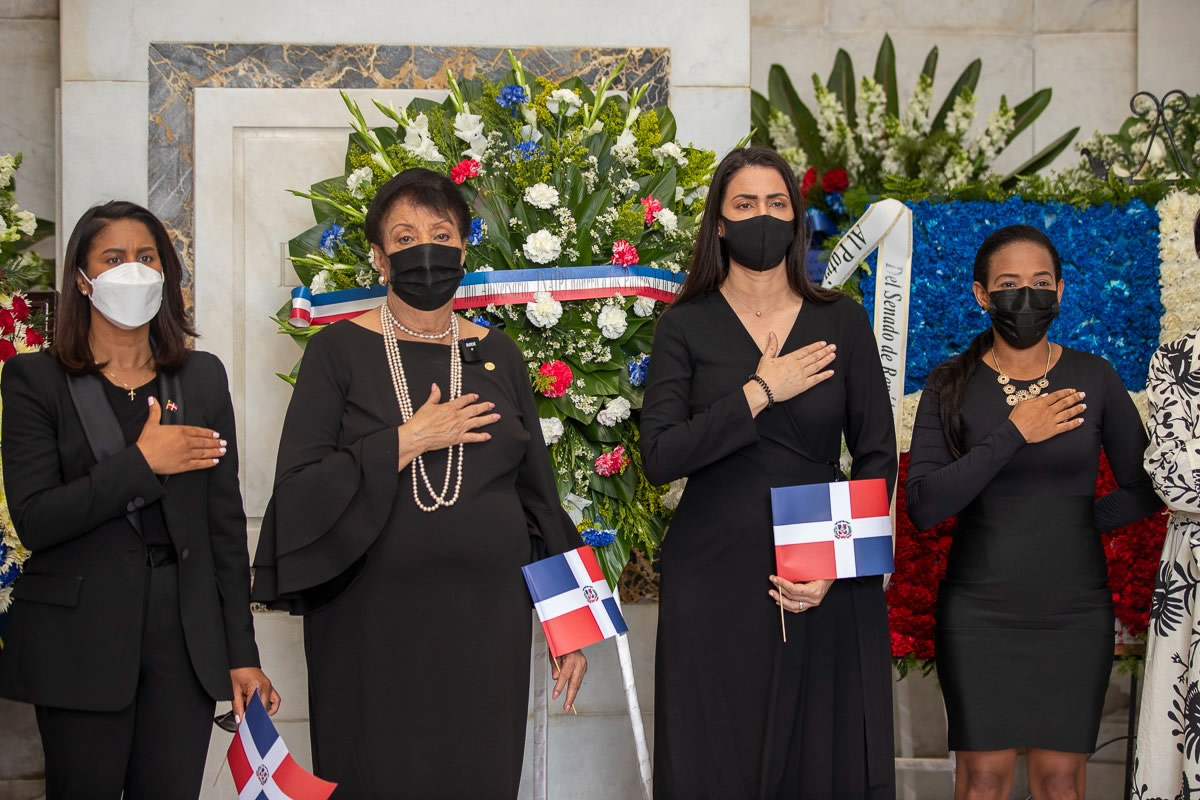Santana de Báez, directora del INAIPI y las tres subdirectoras del Inaipi, en el Altar de la Patria 