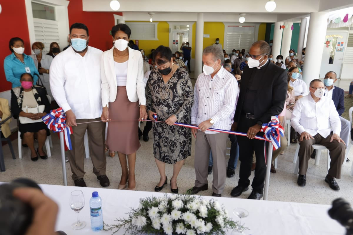 La directora ejecutiva del Inaipi apertura servicios en un nuevo Caipi en Higüey