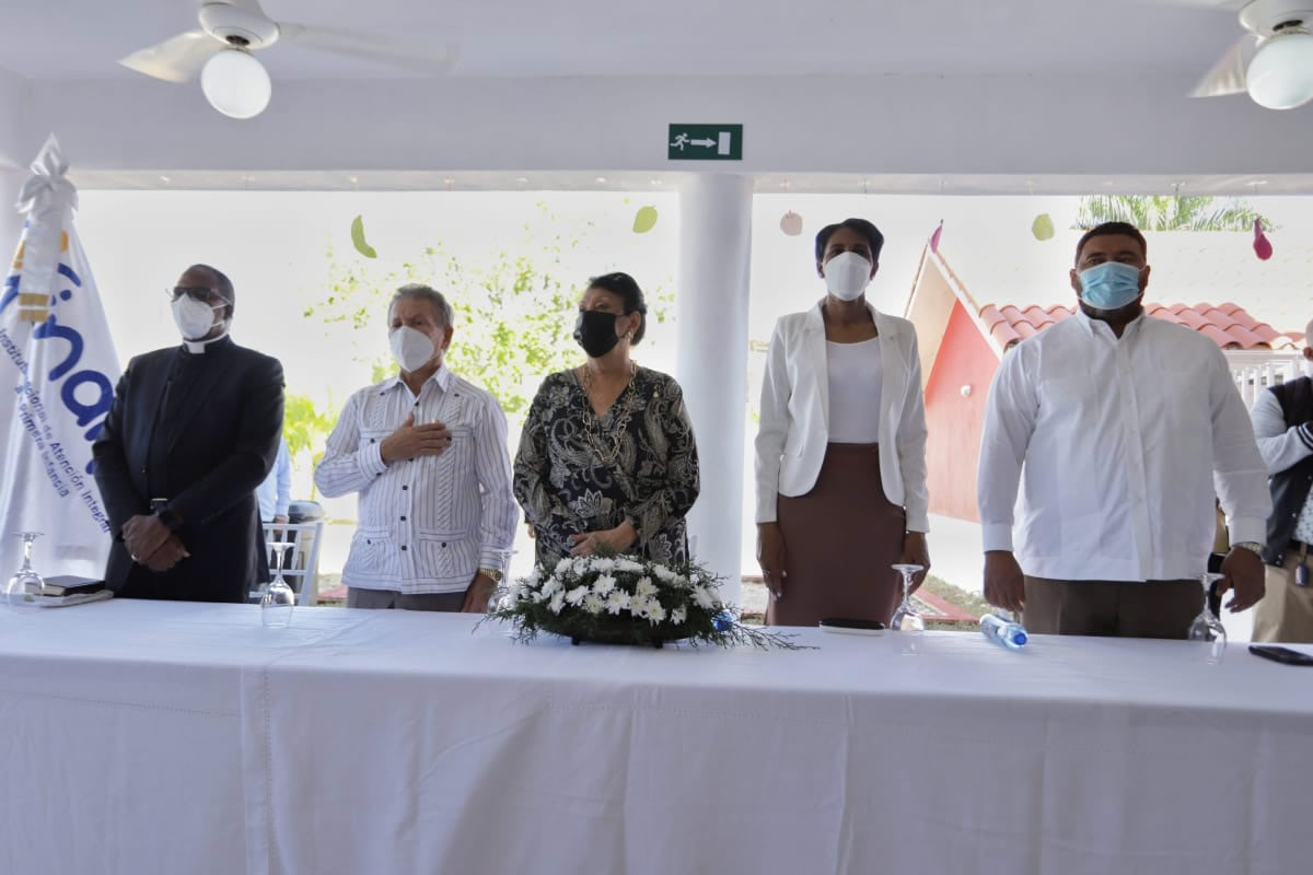 La directora ejecutiva Inaipi, Besaida Manola Santana, con personalidades en el acto de apertura 