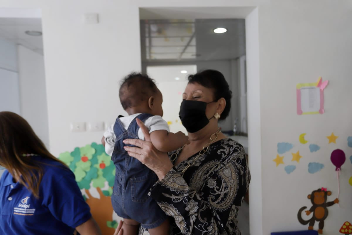 La directora ejecutiva del Inaipi, Besaida Santana, recorre las instalaciones